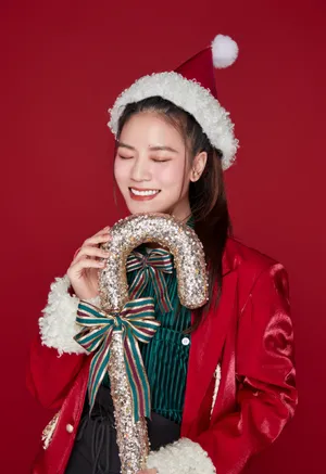 黄英圣诞甜美俏皮写真图片