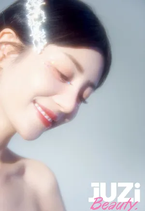 李溪芮清新优雅光影写真图片