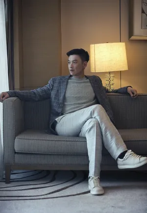 周一围格子西装简约帅气图片