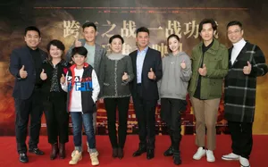 周一围格子西装简约帅气图片_4