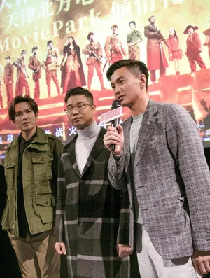 周一围格子西装简约帅气图片_5