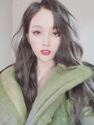 吴宣仪圣诞节俏皮私服照图片