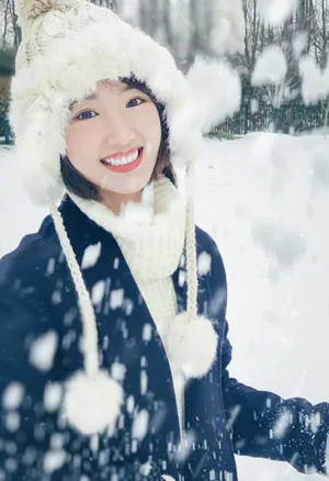 毛晓彤甜美可爱雪地写真图片