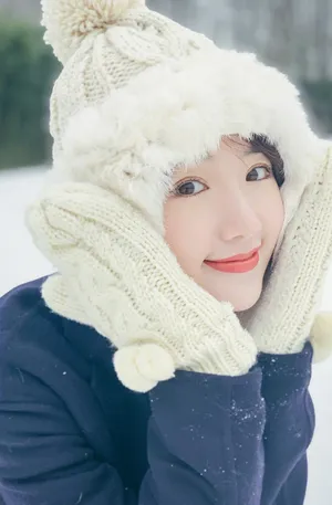 毛晓彤甜美可爱雪地写真图片_2