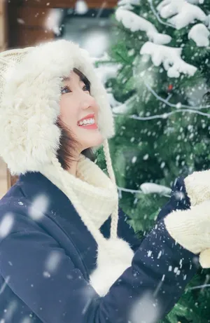 毛晓彤甜美可爱雪地写真图片_5