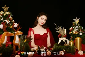 彭小苒圣诞性感吊带裙写真图片