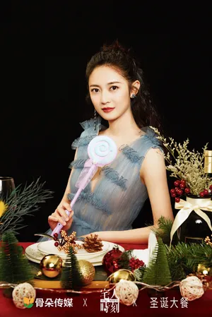 陈钰琪雾霾蓝裙甜美写真图片