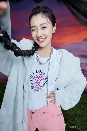 王鹤润时尚甜酷写真图片