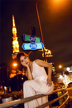 赵奕欢日本街头性感写真图片