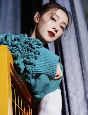李若宁轻甜少女俏皮写真图片