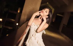 赵奕欢夜景街拍写真图片_2