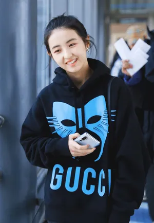 张子枫元气甜美街拍写真图片_6