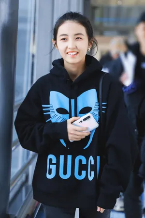 张子枫元气甜美街拍写真图片_7