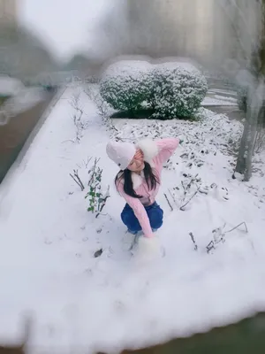 宁心露脐装雪景自拍图片
