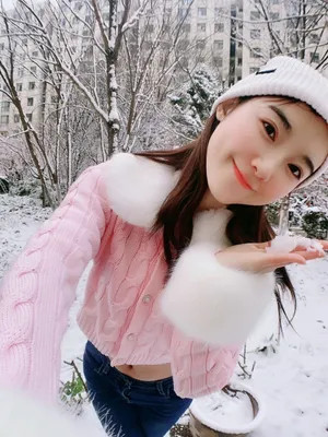 宁心露脐装雪景自拍图片