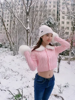 宁心露脐装雪景自拍图片_2