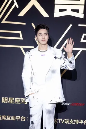 许魏洲白色西装帅气图片_4