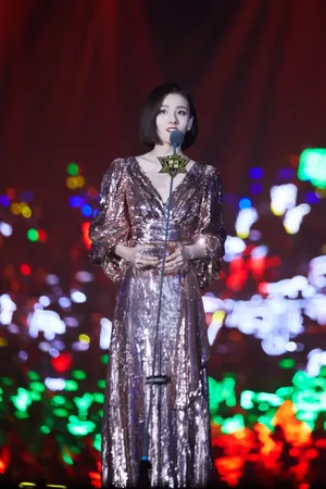 宋祖儿亮片礼服性感写真图片