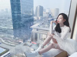 吴宣仪纯白唯美写真图片