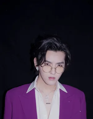 吴亦凡紫色西装文艺帅气写真
