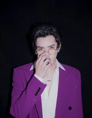吴亦凡紫色西装文艺帅气写真_2