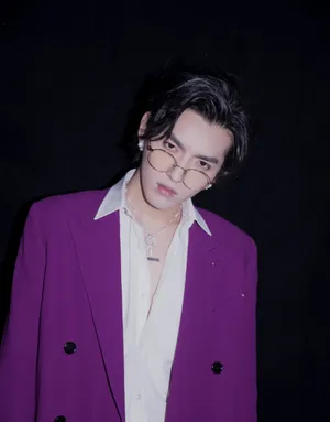 吴亦凡紫色西装文艺帅气写真_7