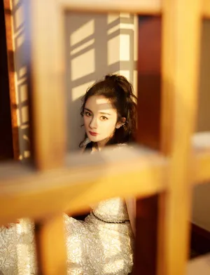 杨幂慵懒光影性感写真图片_1
