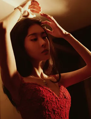 张碧晨玫瑰红裙优雅写真图片_1