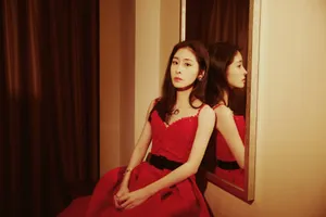 张碧晨玫瑰红裙优雅写真图片