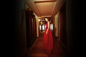 张碧晨玫瑰红裙优雅写真图片_7