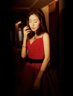 张碧晨玫瑰红裙优雅写真图片_8
