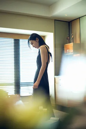 张子枫简洁礼服清透写真图片_2