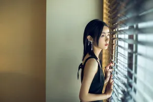 张子枫简洁礼服清透写真图片_7