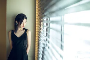 张子枫简洁礼服清透写真图片_8