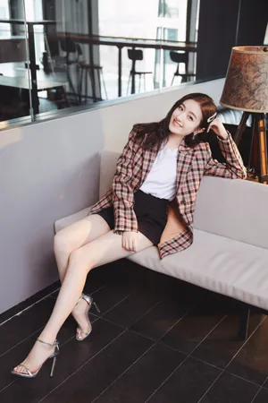 李兰迪格纹衫甜美写真图片