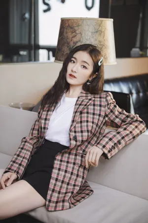 李兰迪格纹衫甜美写真图片