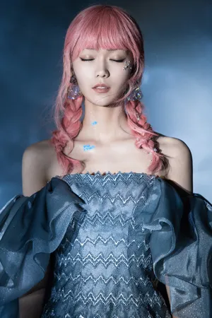 段奥娟红蓝发色性感生日写真_3