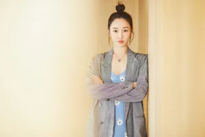 白百何条纹西装大气写真图片_2