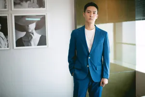 盛一伦蓝色平纹西服帅气图片_2