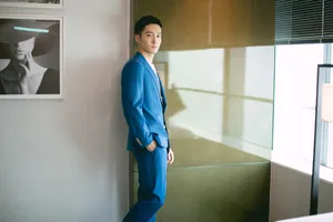 盛一伦蓝色平纹西服帅气图片_3