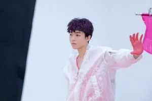 王俊凯开年封面写真花絮图片_8