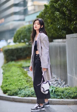 孙千清秀甜美街拍图片_2