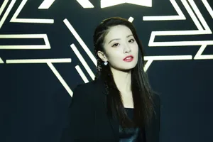 赖雨濛皮裙酷美写图片_1