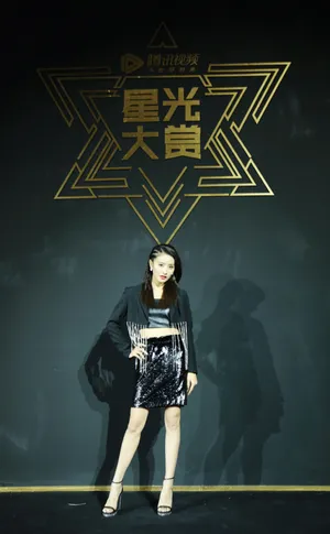 赖雨濛皮裙酷美写图片_5