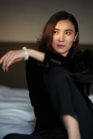 宋佳甜酷优雅写真图片_2