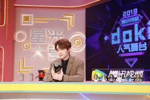 翟子路复古帅气活动照图片