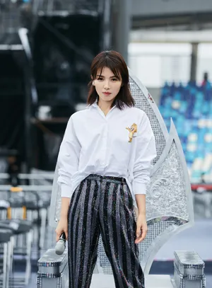刘涛女王气质雨中彩排图片