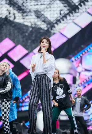 刘涛女王气质雨中彩排图片
