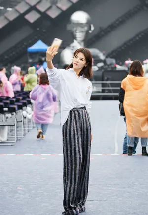 刘涛女王气质雨中彩排图片_2