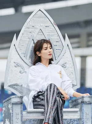 刘涛女王气质雨中彩排图片_3
